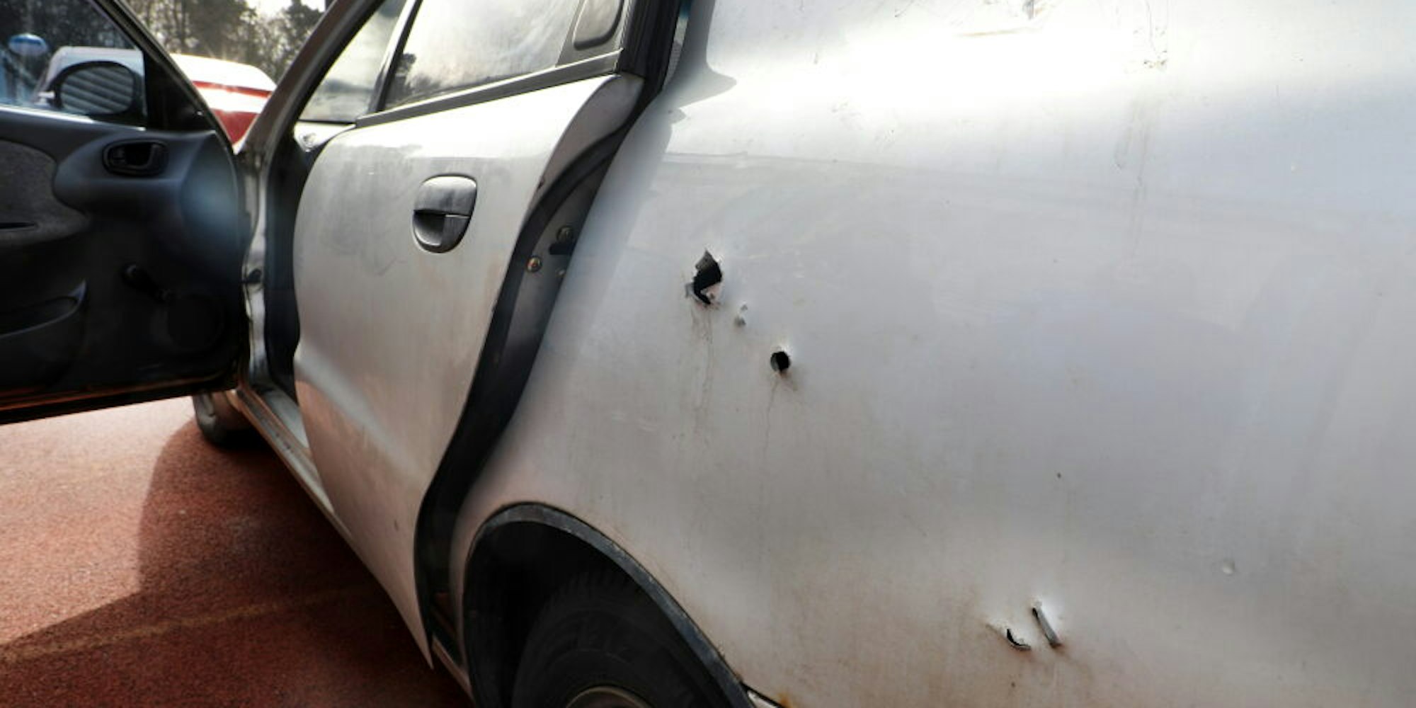Granatsplitter und Kugeln haben die Karosserie und Scheiben des Autos durchschlagen. 