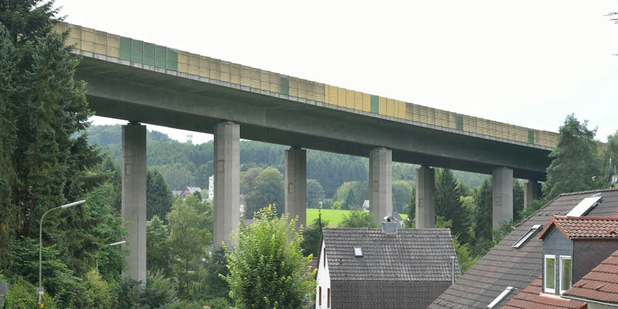 In 30 Metern Höhe führt die A4-Brücke über das Holzbachtal. Zurzeit sind die Seitenstreifen der Autobahn gesperrt, um die Brücke zu entlasten.