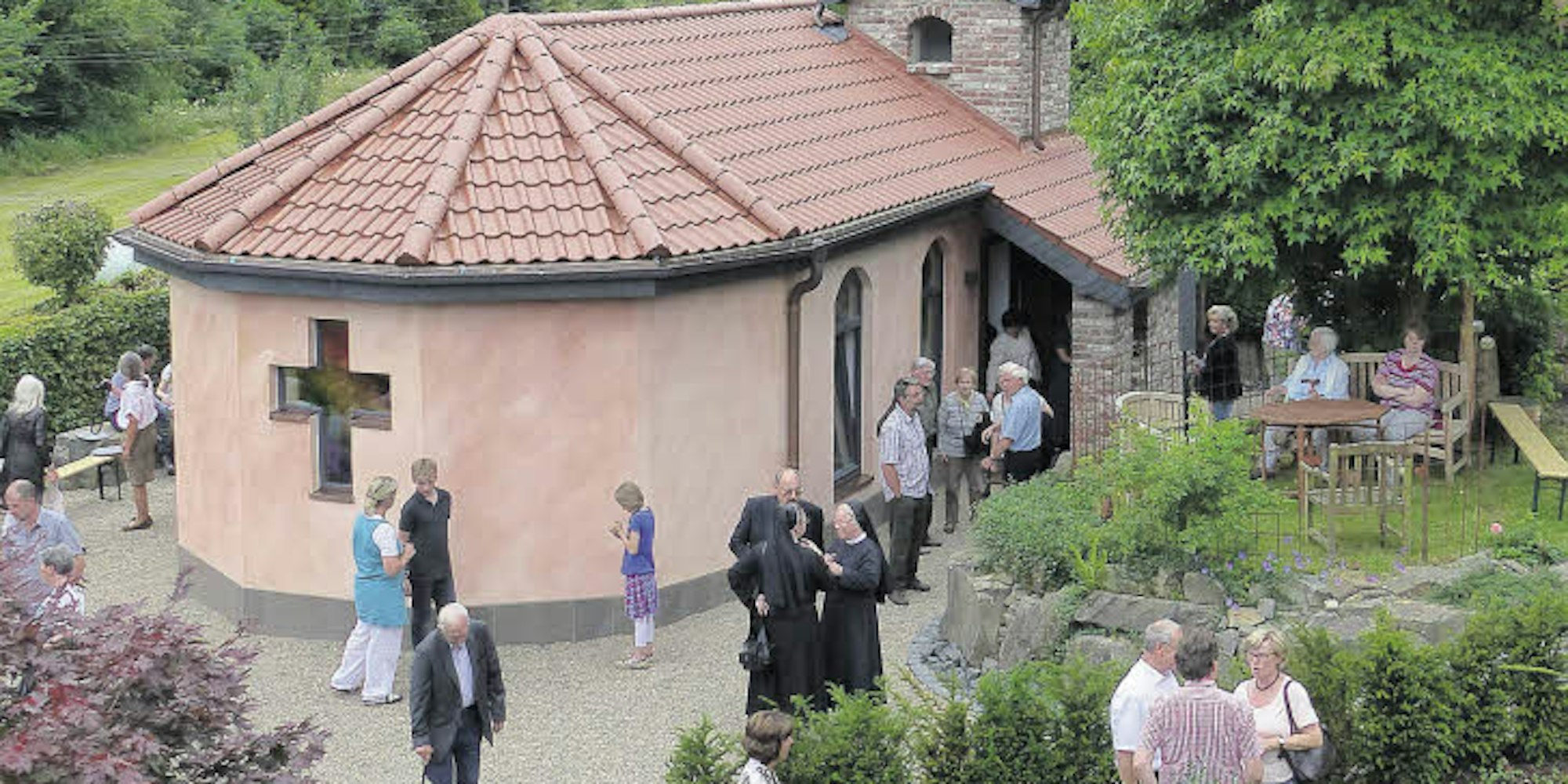 Im Juli 2015 wurde das Berzeliushaus in Bensberg abgerissen (l.). Aus einem Teil der Steine entstand die jetzt in Friesenhagen eingeweihte Rita-Kapelle.