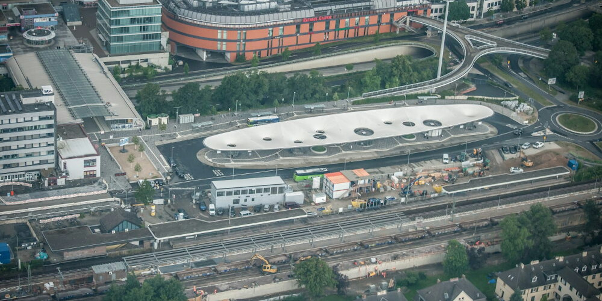 Der bestehende Bahnhof Mitte (unten links) muss einem weiteren Bahngleis weichen. Zwischen diesem und dem Busbahnhof sollen ein neuer Bahnhof und ein Fahrradparkhaus entstehen.