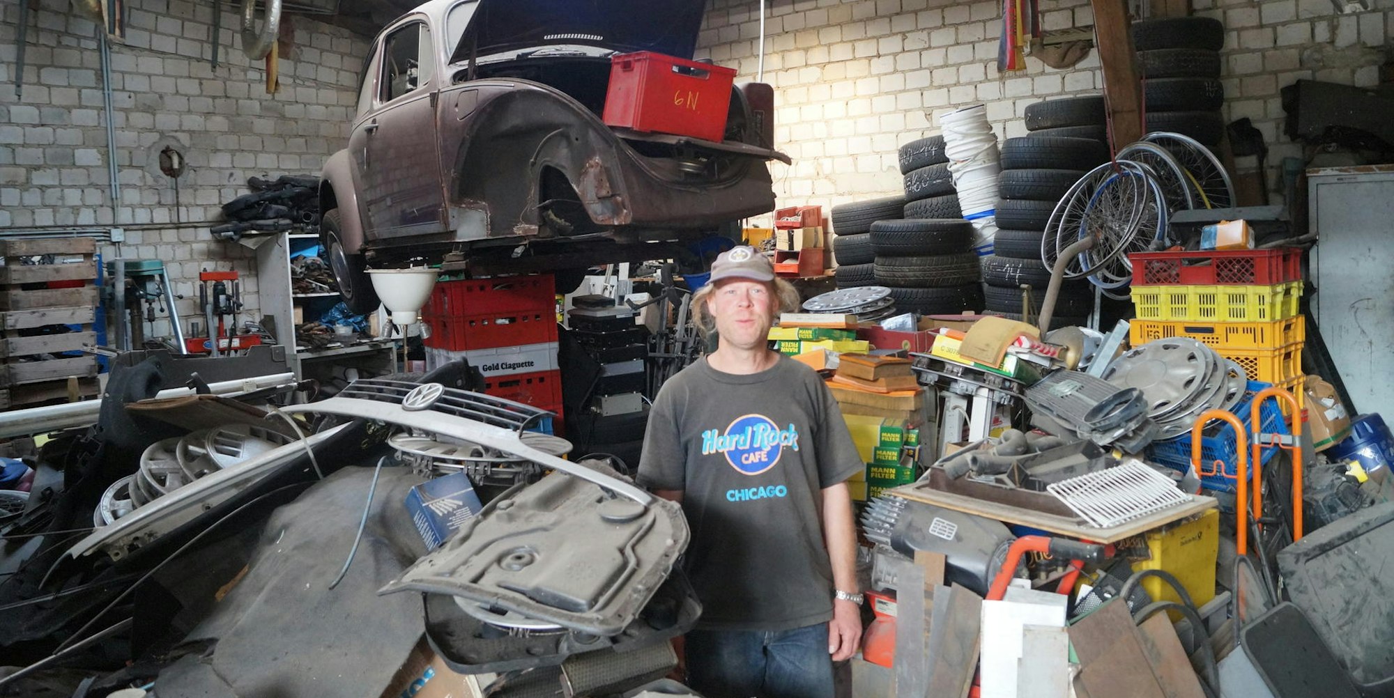 Dirk Schnitzler sammelt im Umsiedlungsort Manheim Oldtimer und gebrauchte Auto-Ersatzteile.