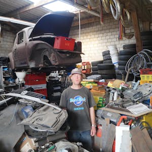 Dirk Schnitzler sammelt im Umsiedlungsort Manheim Oldtimer und gebrauchte Auto-Ersatzteile.