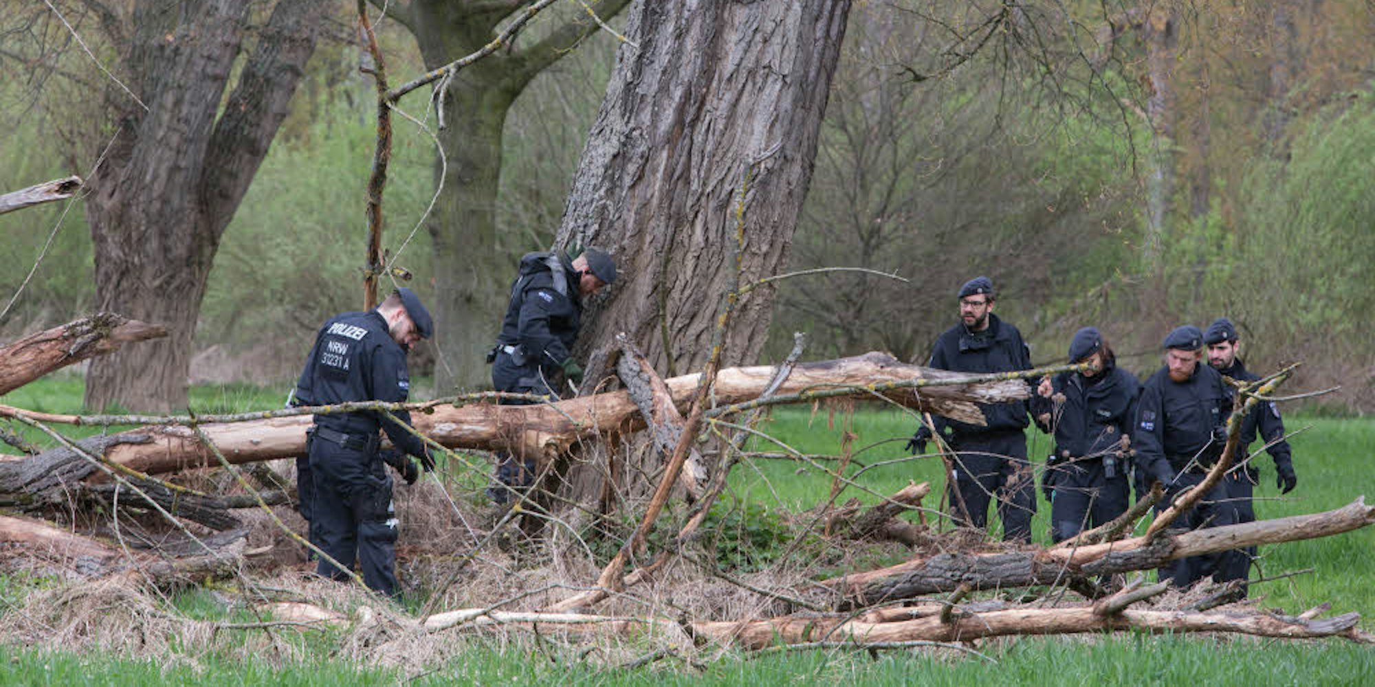 Rund 80 Bereitschaftspolizisten aus Köln und Bochum durchkämmten das Gebiet auf der Suche nach Spuren.