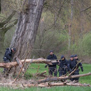 Rund 80 Bereitschaftspolizisten aus Köln und Bochum durchkämmten das Gebiet auf der Suche nach Spuren.