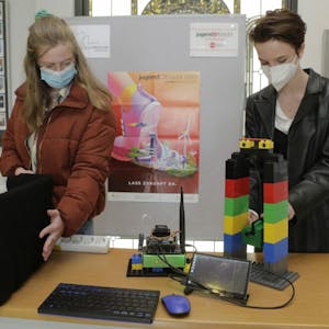 Die Leistung steckt im Computerprogramm das Marilla Mogk und Alicia Ackerschott (r.) entwickelt haben.