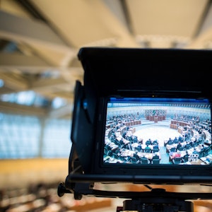 Ein Monitor zeigt eine Sitzung des NRW-Landtags