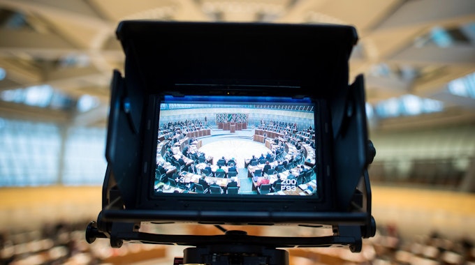 Ein Monitor zeigt eine Sitzung des NRW-Landtags