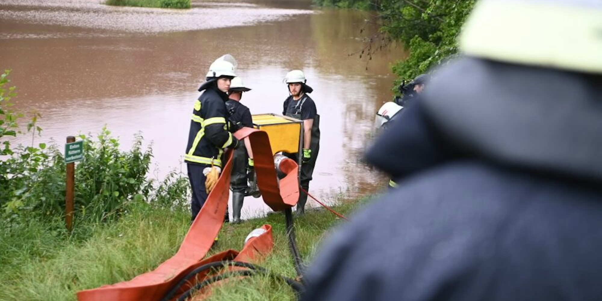 Die Feuerwehr pumpte am Vormittag des 14. Juli den Mühlensee bei Kommern leer, um mehr Stauraum zu haben.