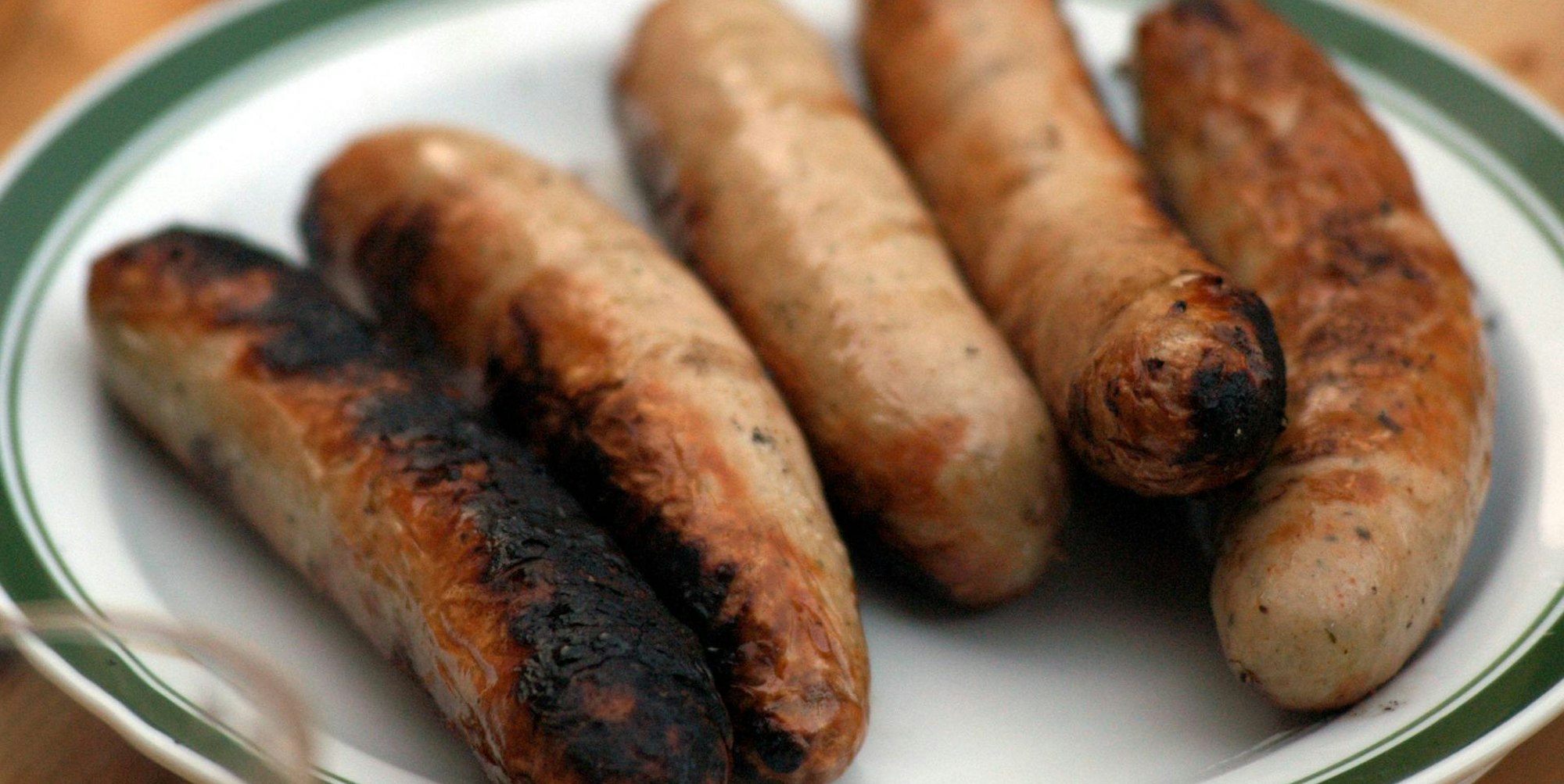 Bratwurst verkohlt schwarz grillen imago
