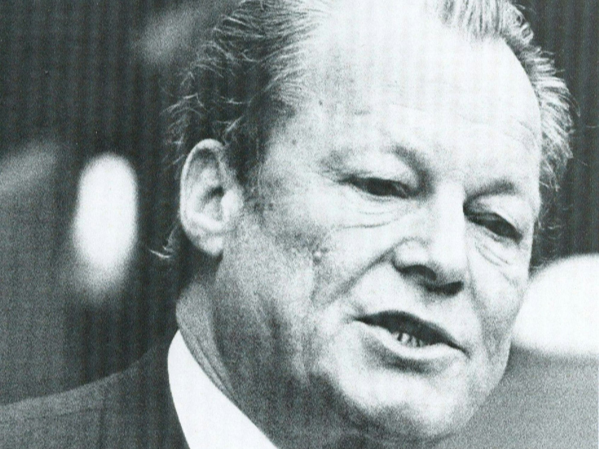 Willy Brandt am Rednerpult.