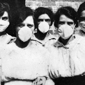 Frauen mit Mundschutzmasken in Vorbereitung auf die Spanische Grippe im australischen Brisbane 1919.