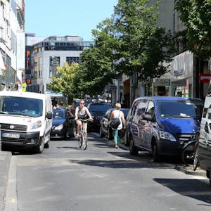 Eng, enger, Ehrenstraße: Immer wieder kommen sich Anlieferer, Passanten, Rad- und Autofahrer in die Quere.