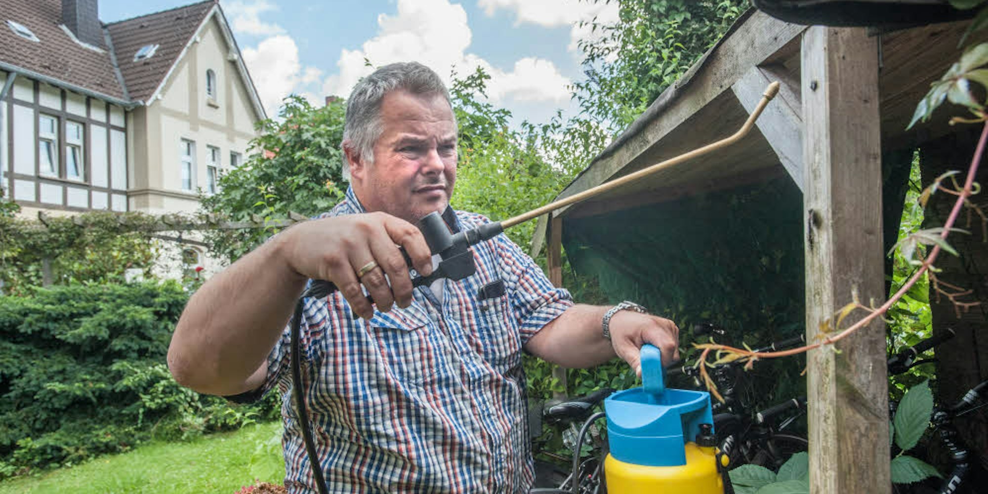 Manchmal muss es die Spritze sein: Stefan Kittner beim Kampf in der Kolonie gegen Insekten.