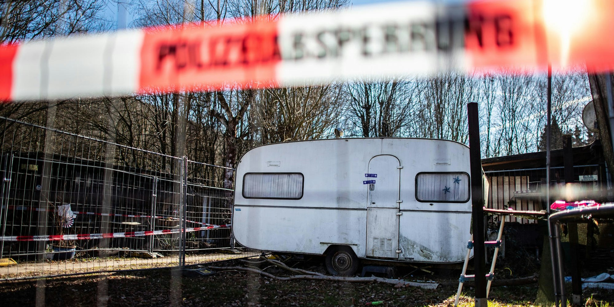 Auf dem Campingplatz Eichwald in der inzwischen eingezäunten Parzelle des mutmaßlichen Täters steht der versiegelte Campingwagen.