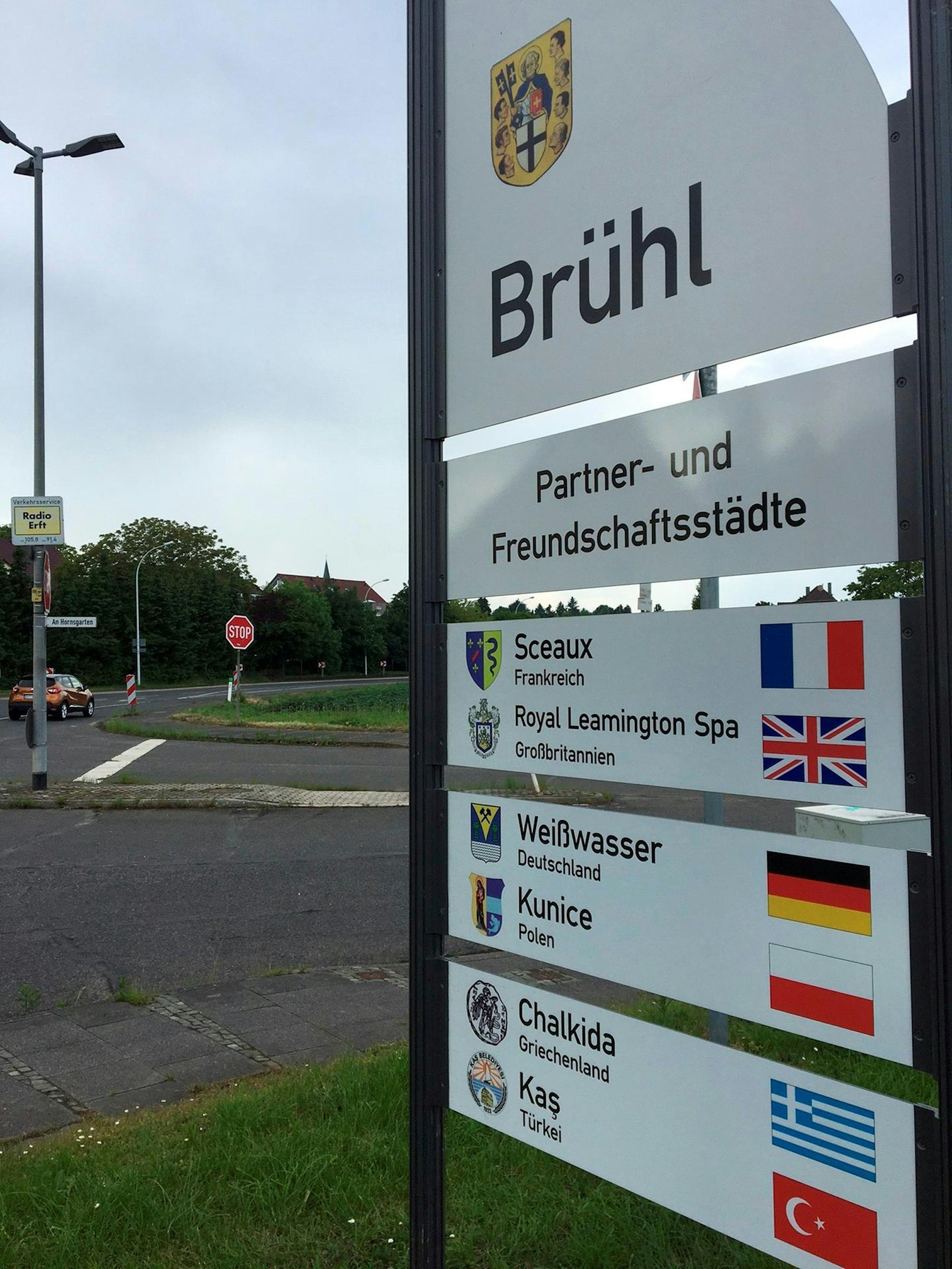 An sechs Straßen wurden neue Schilder aufgestellt, die auf die Brühler Partnerstädte hinweisen.