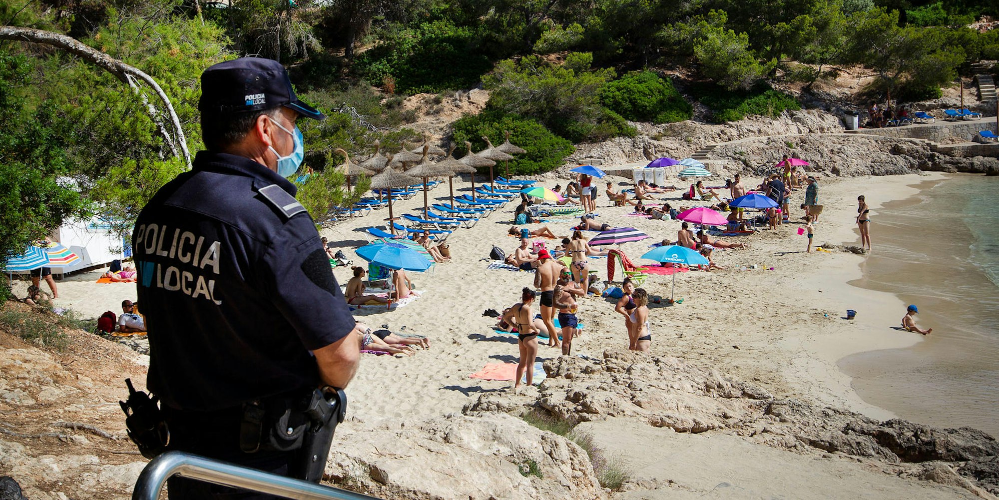 Polizist beobachtet Menschen auf Mallorca