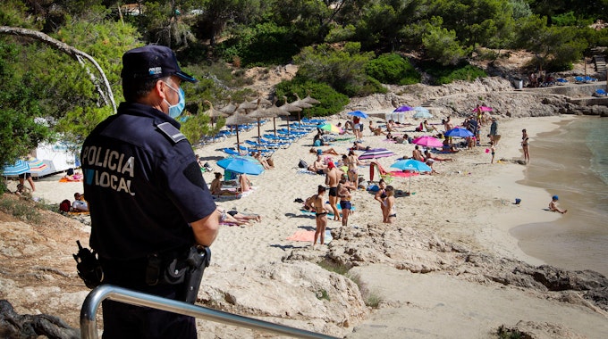 Polizist beobachtet Menschen auf Mallorca