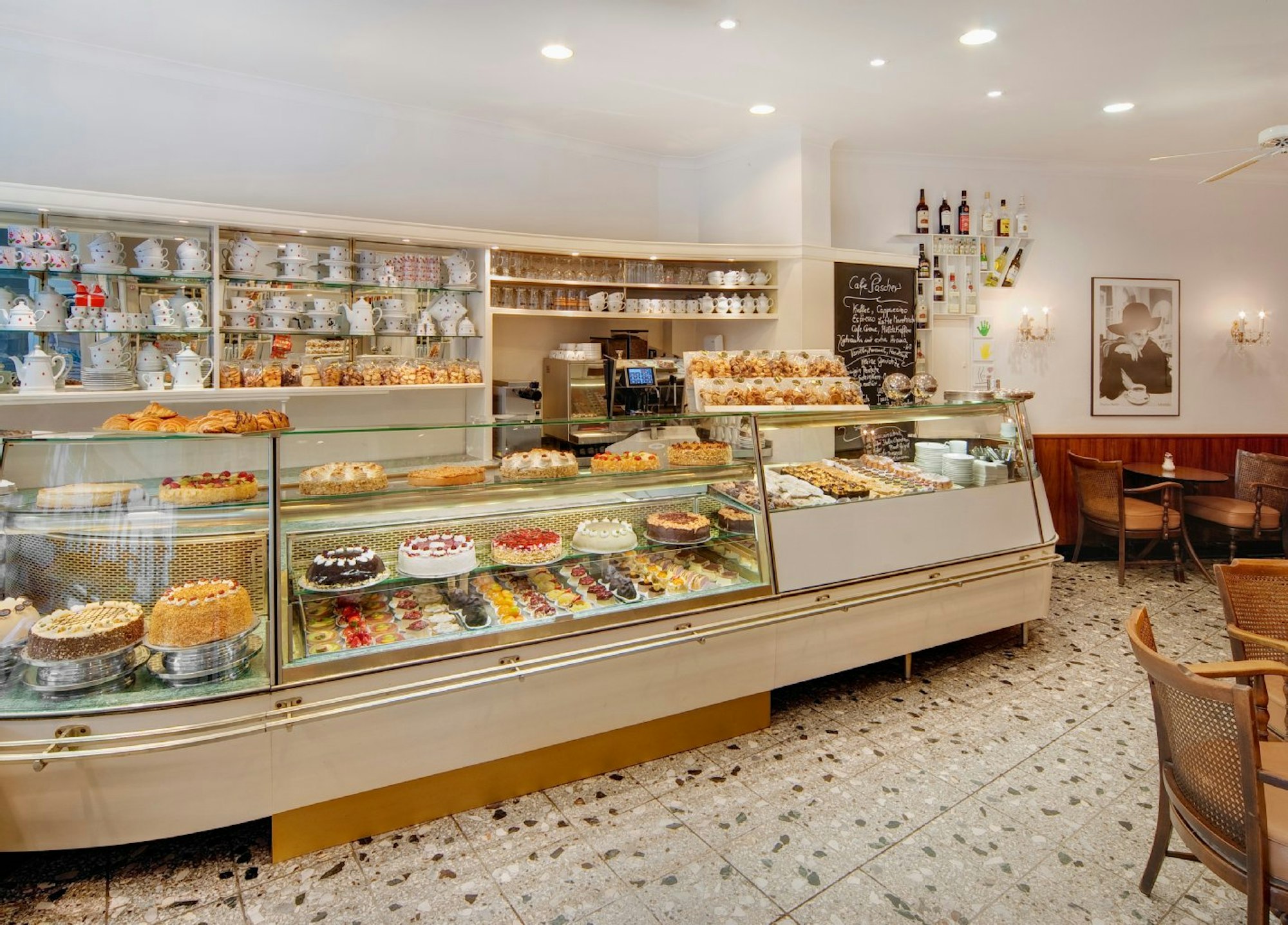 Mit Brot und Brötchen fing alles an, heute verkauft das Café Pascher Torten, Törtchen und Pralinenkreationen.