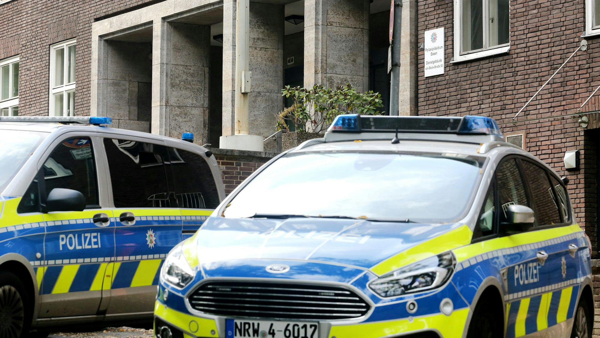 Zwei Polizeiwagen stehen auf diesem undatierten Foto vor einer Polizeiwache im Stadtgebiet Bochum.