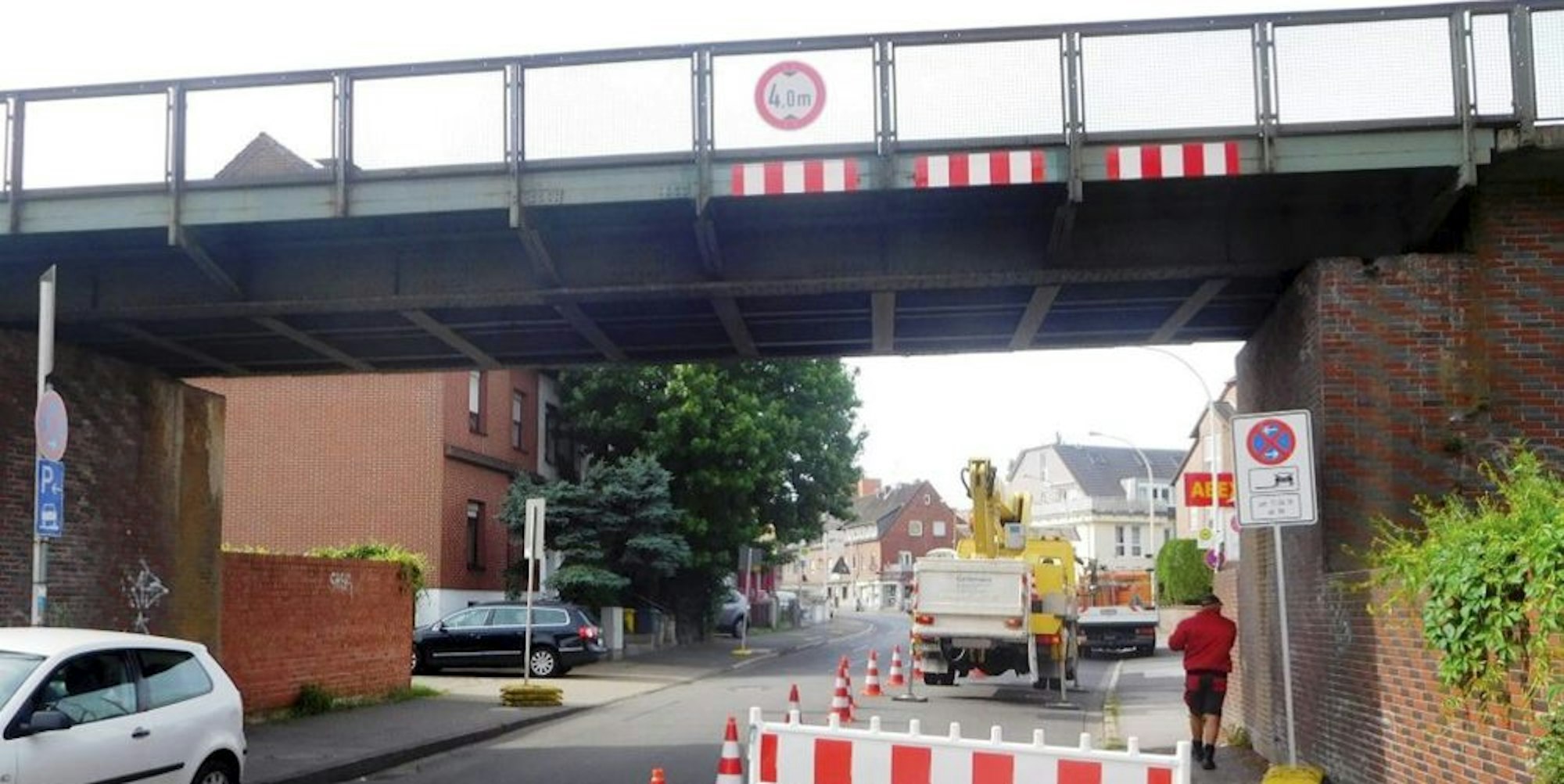 Das Unternehmen Häfen und Güterverkehr Köln ersetzt die alte Brücke an der Hubert-Prott-Straße durch einen Neubau. Die Straße muss komplett gesperrt werden.