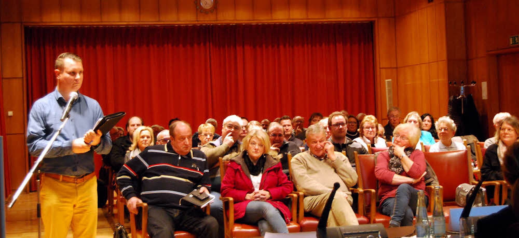 Insgesamt rund 40 Bürger waren in den Ratssaal gekommen. Einige stellten kritische Fragen.