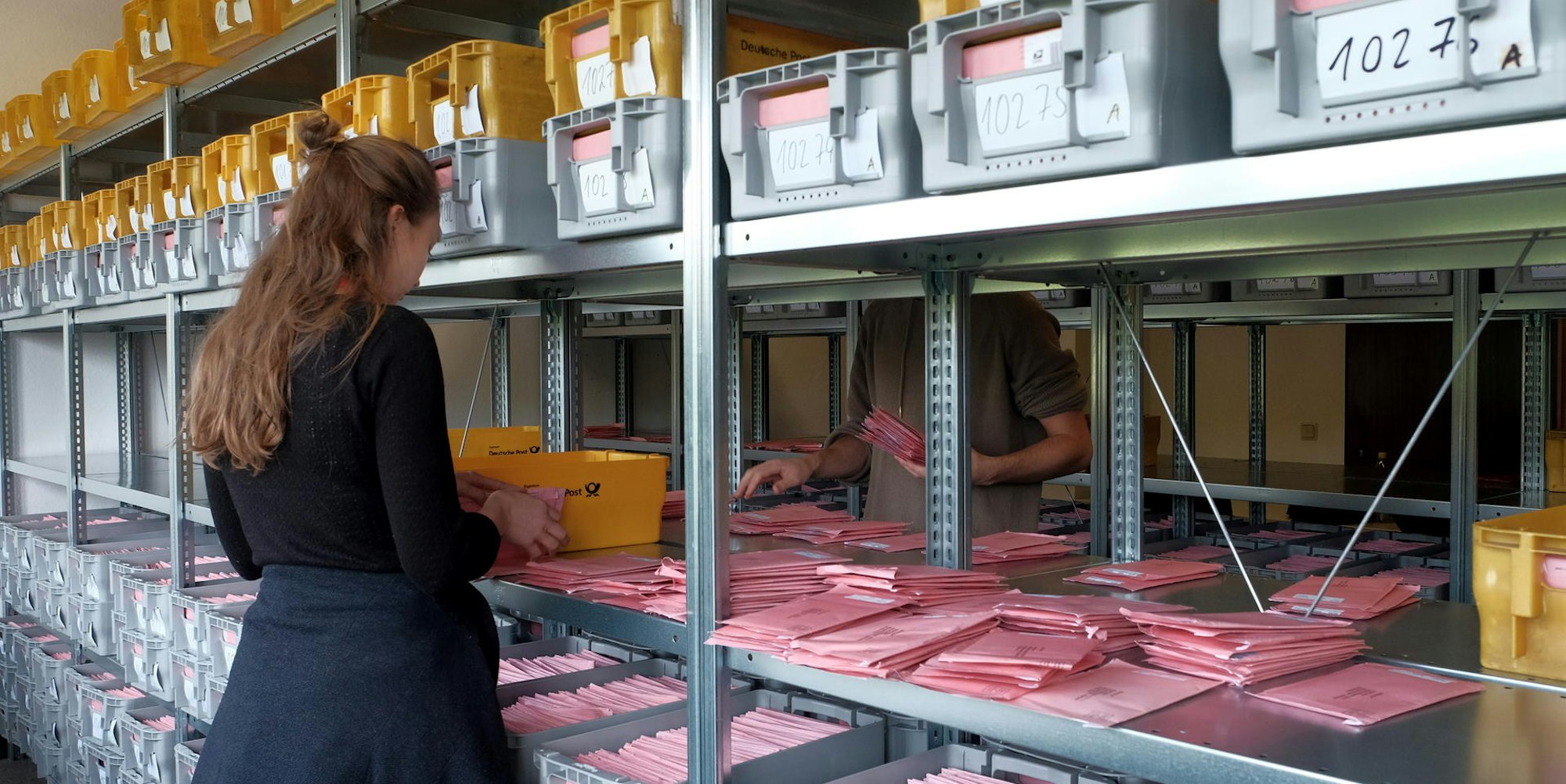 Im Wahlamt in Holweide werden Wahlbriefe sortiert.