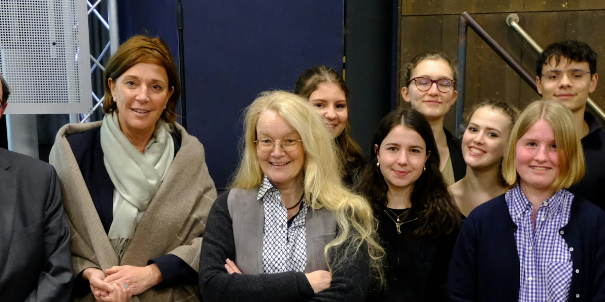 Ernst Numann, Yvonne Gebauer, Silke David (v.l.) und Agnes Klein (ganz rechts) mit Schülern, die für die Stolpersteinverlegung über das Leben der Opfer recherchiert hatten.