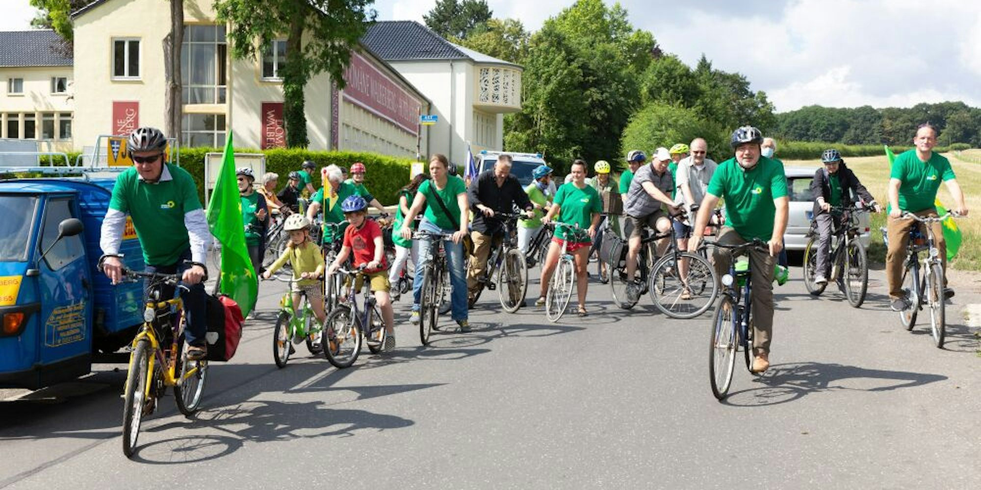 An der Domäne Walberberg startete die Fahrt der Bornheimer Grünen, die dem Radverkehr in der Stadt mehr Geltung verschaffen wollen.