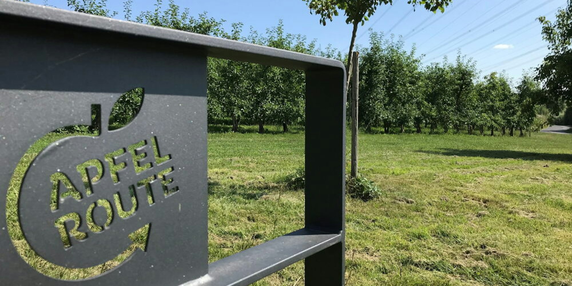 Das Logo der Apfelroute ziert den Radständer an der Schleife in Alfter in Höhe von „In der Asbach“. (Archivfoto)