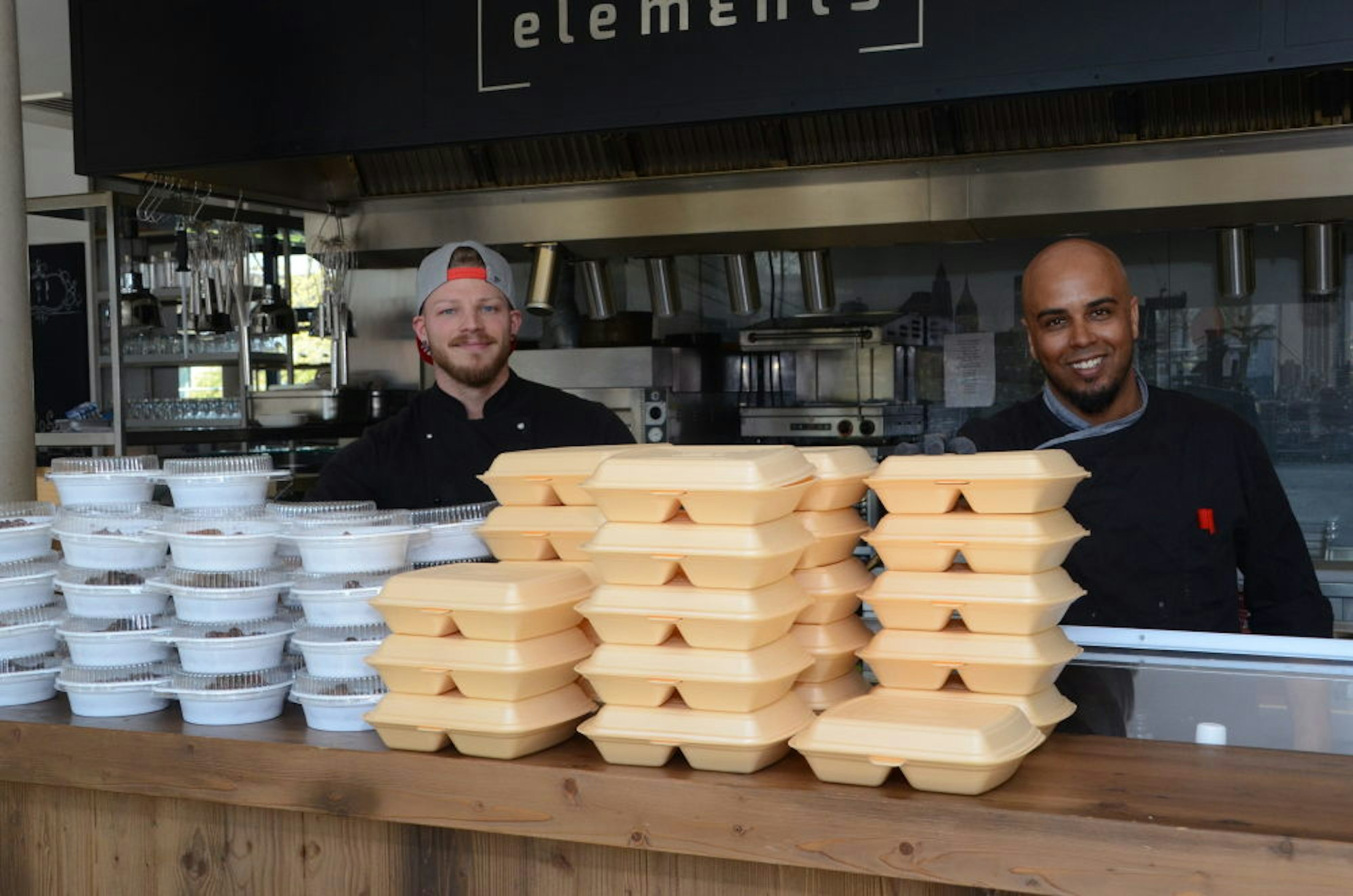 Küchenchef Daniel Braumüller (l.) und sein Mitarbeiter Mohamed Ali Ouechtati bereiten täglich mehrere Hundert Portionen zu.