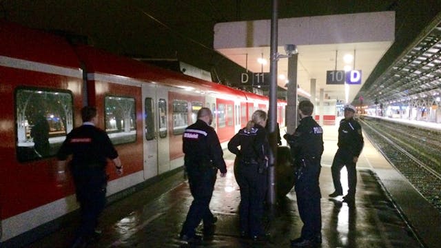 Am frühen Donnerstagmorgen ist ein Mann am Kölner Hauptbahnhof mit einer S-Bahn kollidiert.