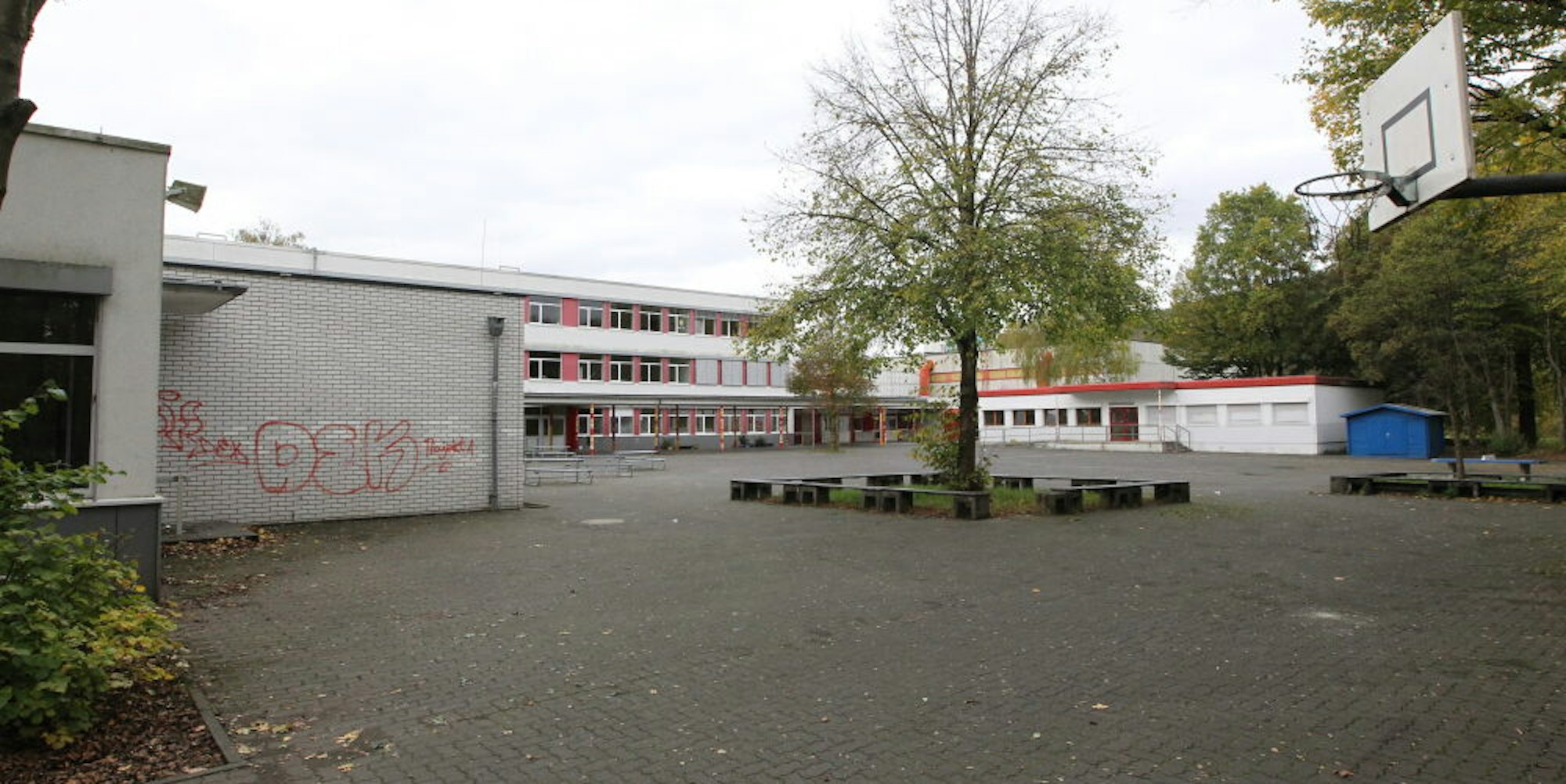Die flachen Container (rechts) auf dem Gelände der Sekundarschule sollen ersetzt werden und dann auch einen neuen Standort erhalten.
