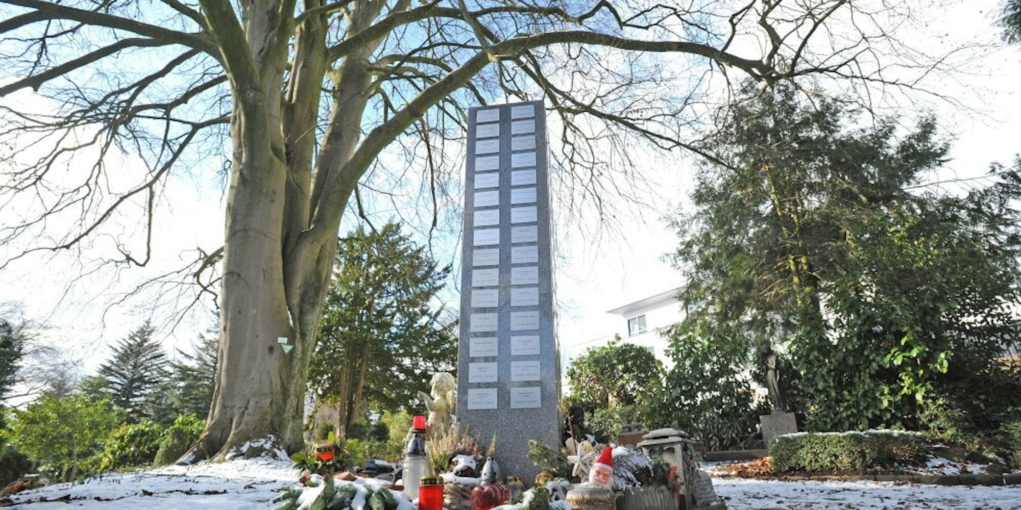 Die Baumbestattung wird so gut angenommen, dass bereits alle Plätze dafür auf dem Burscheider Friedhof belegt sind.