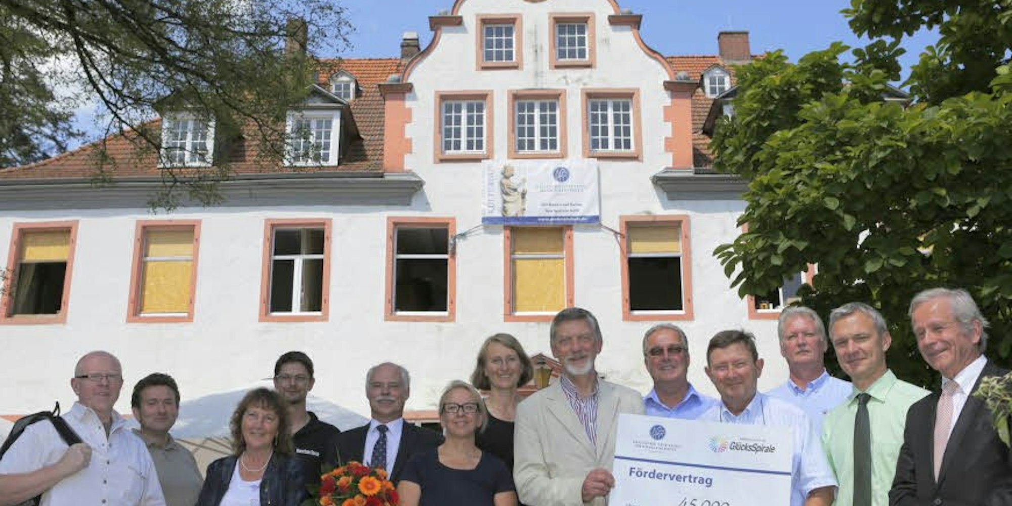 Die Sanierung der Fenster in Schloss Georghausen ist aufwendig. Nun überreichte die Deutsche Stiftung Denkmalschutz einen Zuschuss über 45 000 Euro.