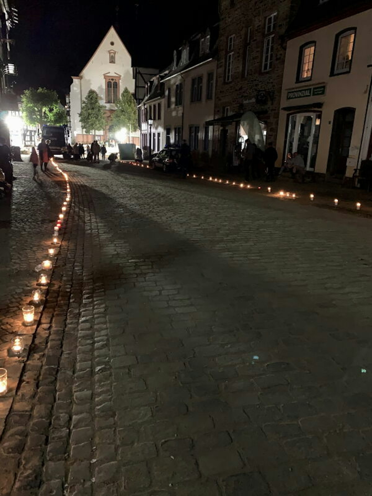 Mit Lichtern gesäumt war die Marktstraße.