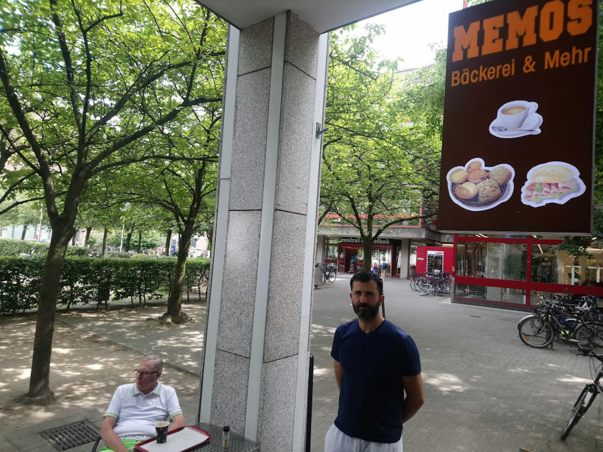 Kioskbesitzer Mehmet Kizil (r.)