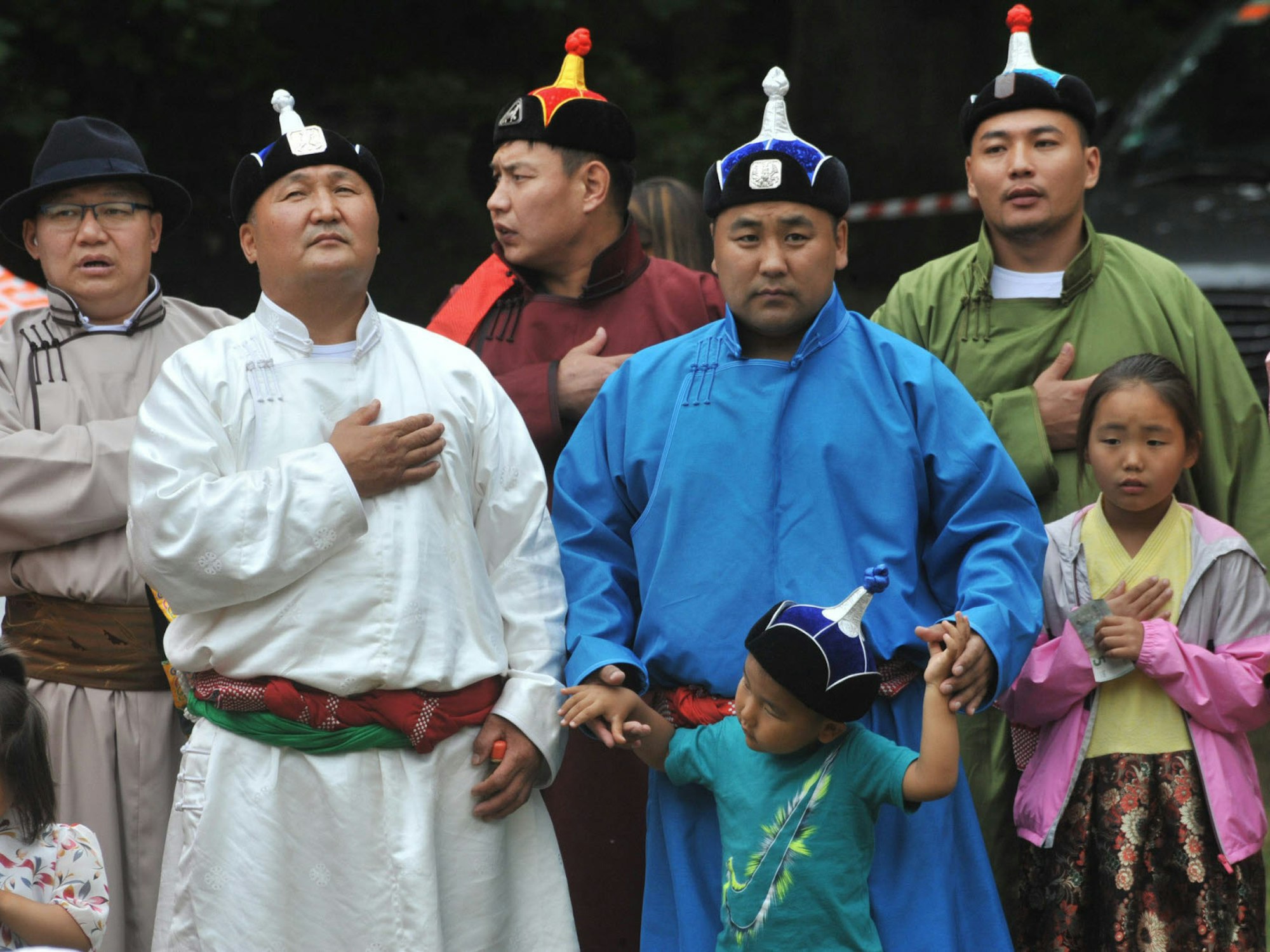 Hand aufs Herz: Als die mongolische Nationalhymne erklang, waren zahlreiche Besucher des Festes sichtlich ergriffen.