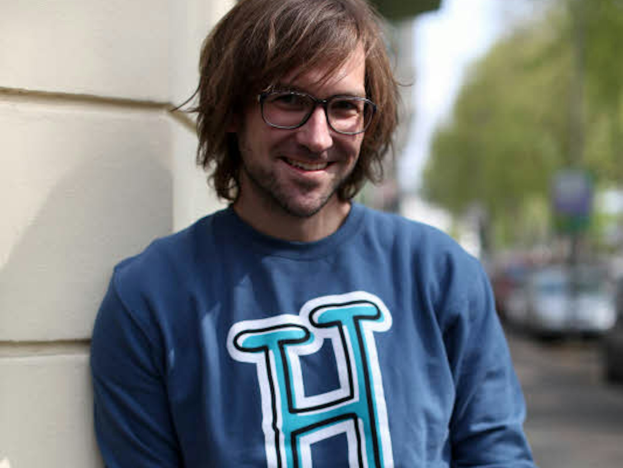 Sein Markenzeichen ist das H: Kindermusiker Simon Horn lebt in Köln und ist mit seinen Konzerten bundesweit unterwegs. 