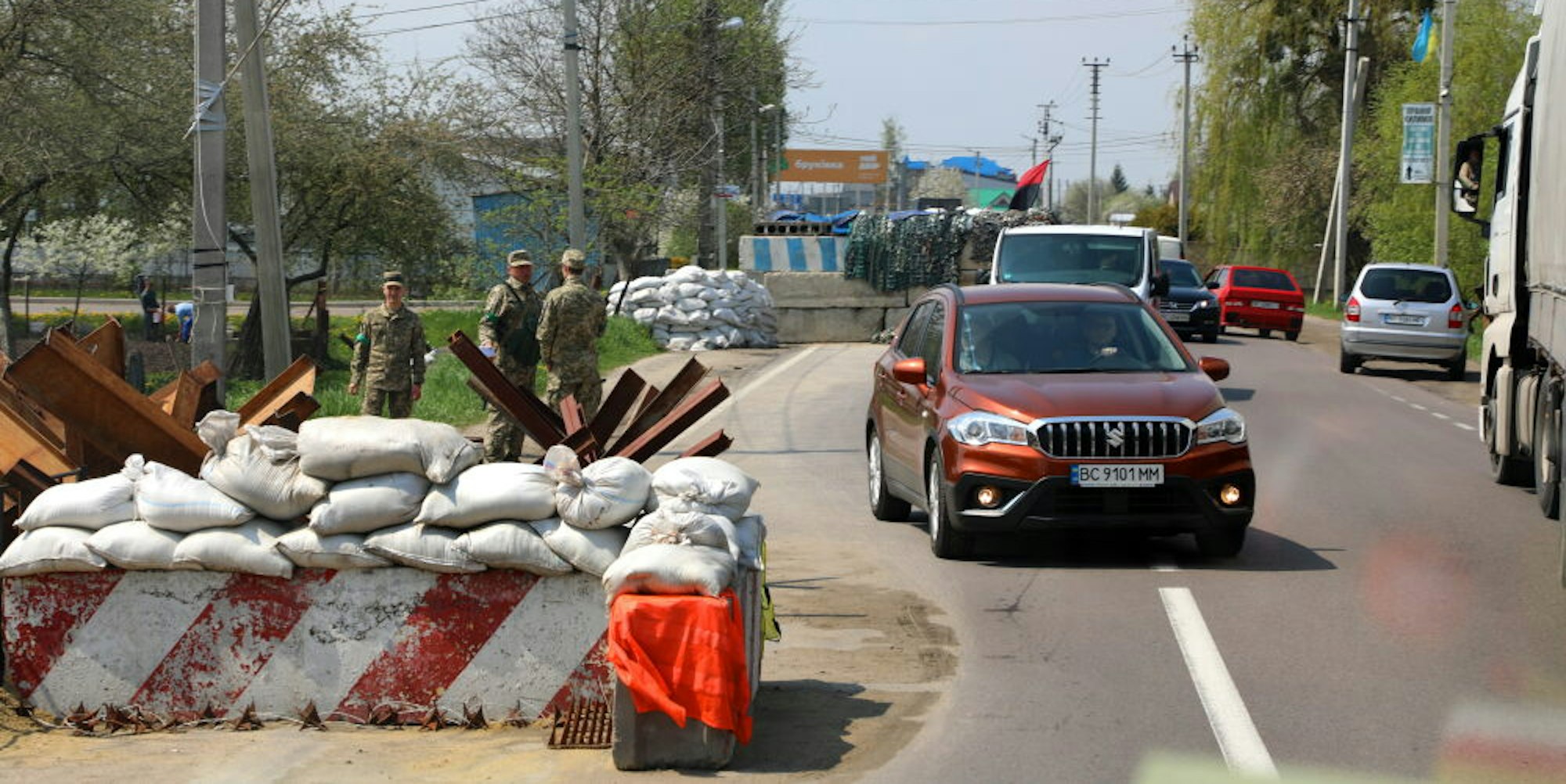 An die Checkpoints auf den Straßen haben sich die Konvoi-Fahrer beim Rückweg durch die Ukraine fast schon gewöhnt..