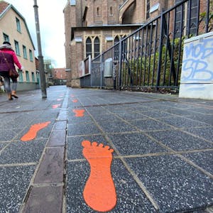 Die orangen Fußabdrücke sollen Kinder zum Hüpfen animieren.
