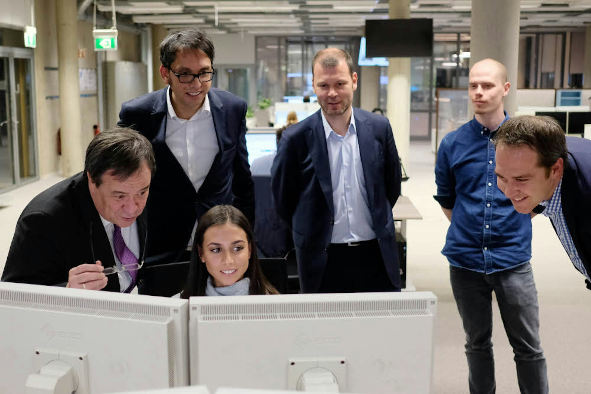 Ministerpräsident Armin Laschet (li) beim Besuch im Newsroom des Kölner Stadt-Anzeiger/Express: Luisa Menzel (Online). Thomas Kemmerer, Digital-Chef, Carsten Fiedler, KSTA-Chefredakteur (rechts).