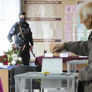 Stimmabgabe unter bewaffneter Beobachtung: Szene aus einem Wahllokal in der ostukrainischen Region Luhansk.