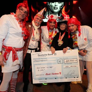 Die Lost Sisters überreichten vergangenes Jahr 85000 Euro vom Gesamterlös der Weiberfastnachts-Party "Jeckenklining am Rhing" an "wir helfen"