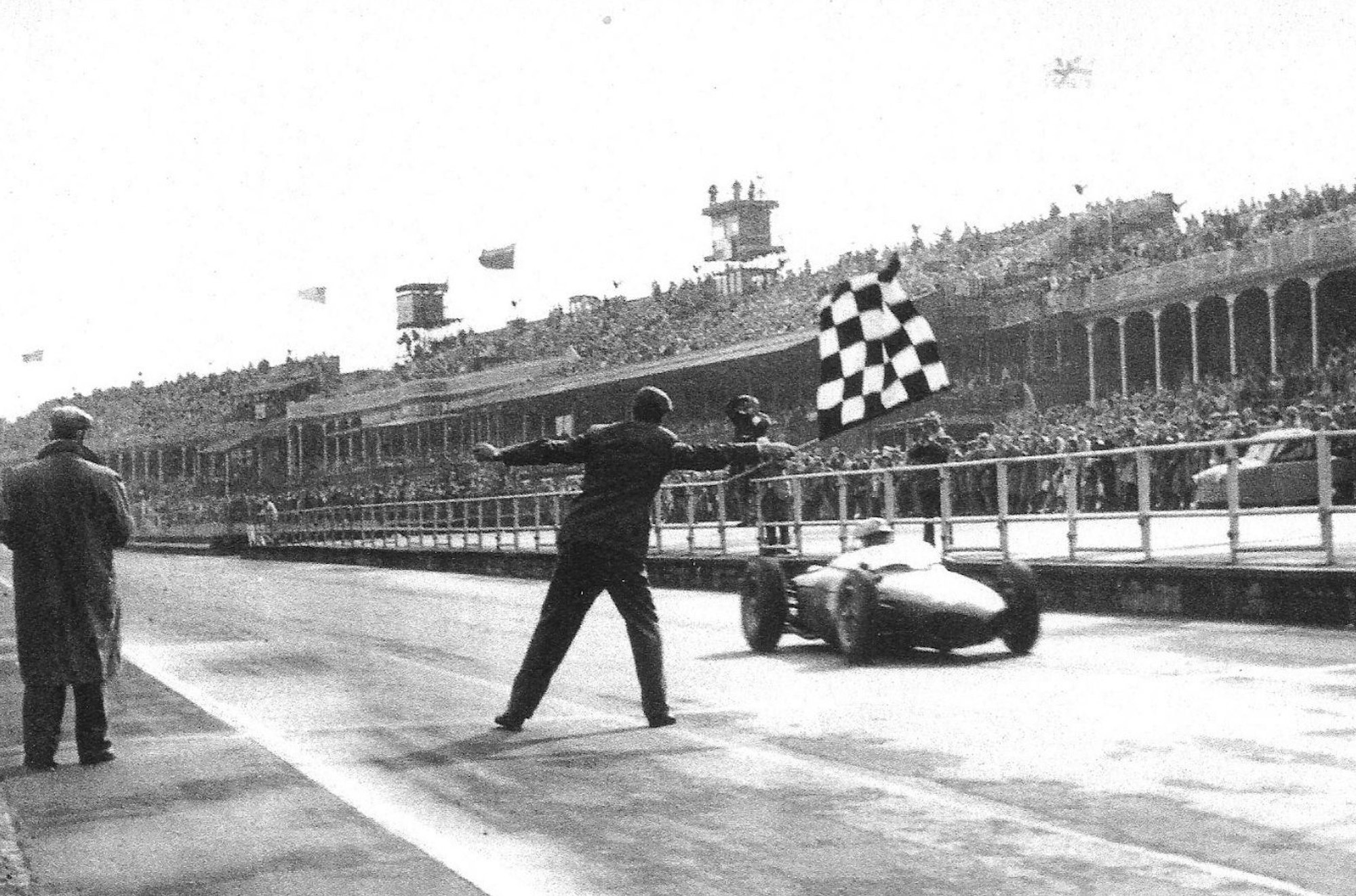 Graf Trips gewinnt auf Ferrari 156 den Großen Preis von England 1961 in Aintree.