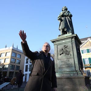 Erzählt als Berufsspaziergänger Geschichten und Legenden über Bonn: der Historiker Rainer Selmann.