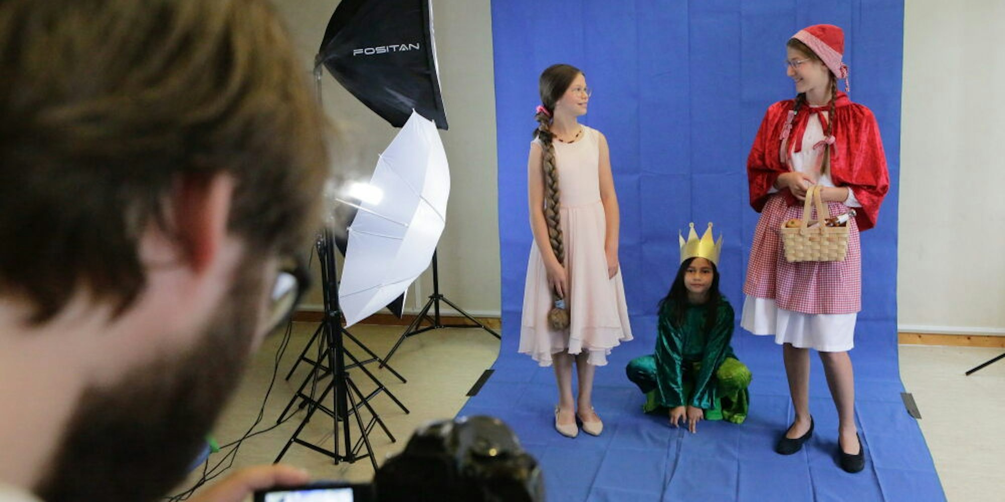 Rapunzel, Froschkönig und Rotkäppchen in einer Szene des inklusiven Filmprojektes.