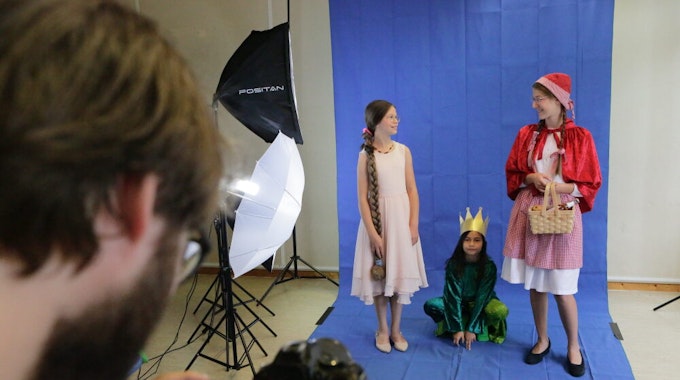 Rapunzel, Froschkönig und Rotkäppchen in einer Szene des inklusiven Filmprojektes.