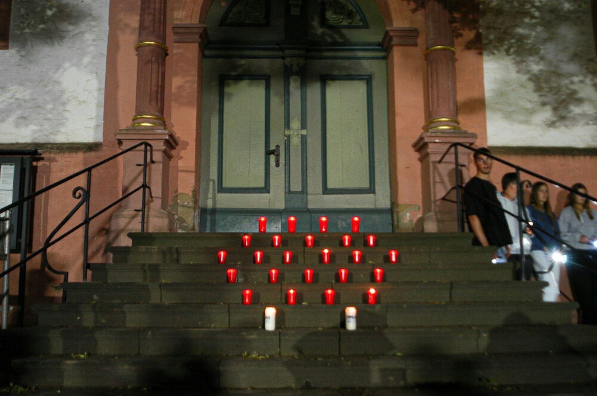 Kerzen für die 26 in den Fluten Getöteten wurden entzündet.