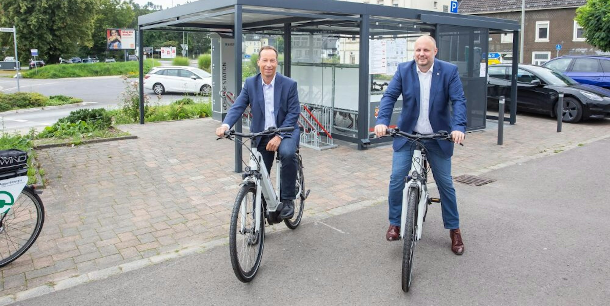 Neben dem Kreisverkehr stellten Bürgermeister Matthias Thul (r.) und Kreisdezernent Frank Herhaus die Verleihstation vor.