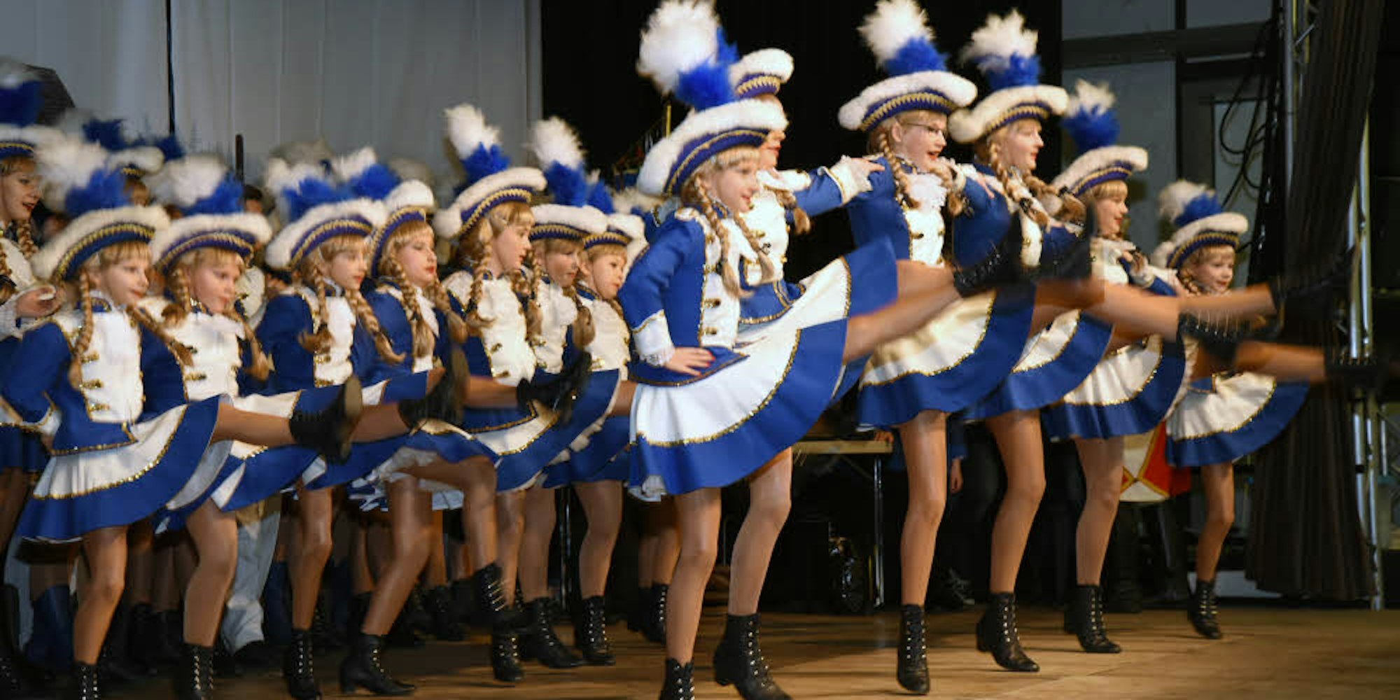 Das Tanzcorps Blau-Weiß Neye erhielt viel Applaus.